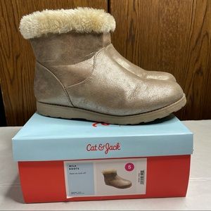 Target Cat & Jack fur-lined girls boots size 5 gold